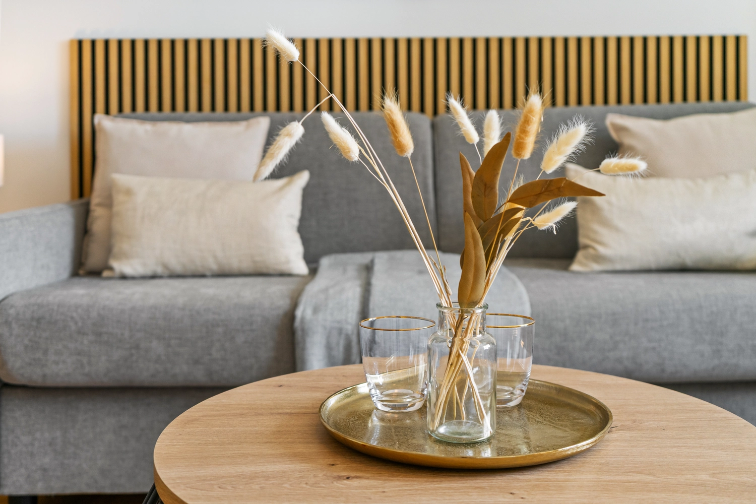 Silvia Keck – Immobilienpräsentation – Gläser auf dem Tisch