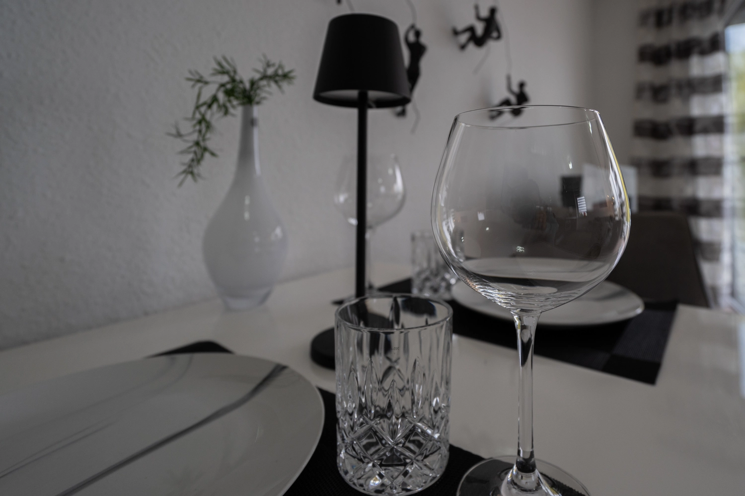 Silvia Keck – Immobilienpräsentation – Gläser auf dem Tisch